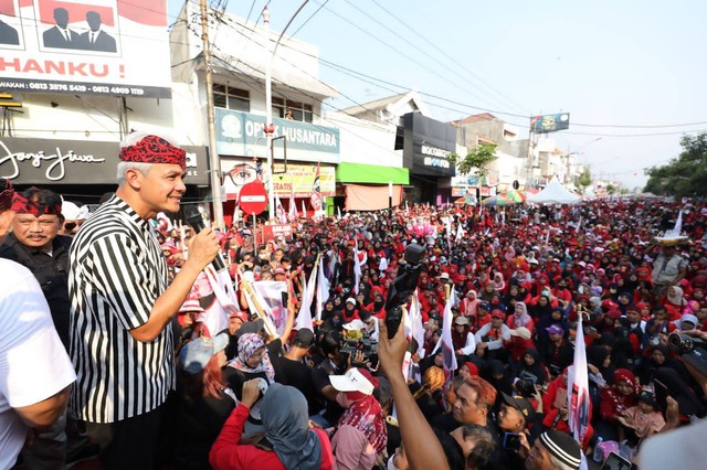 Gubernur Jateng Ganjar Pranowo menyapa warga melakukan mentoring terhadap 1.000 pelaku UMKM di Pendopo KRT Sosro Koesomo, Nganjuk, Jawa Timur, Jumat (23/6/2023). Foto: Dok. Istimewa