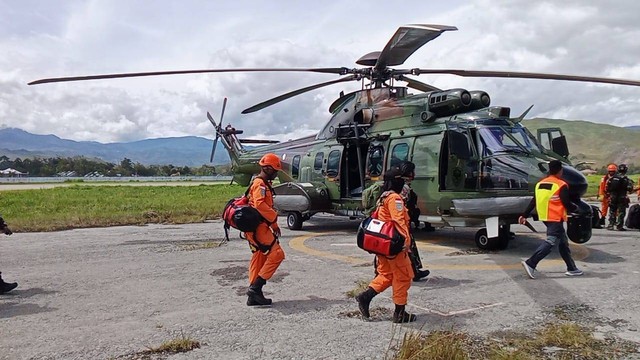 TNI gunakan Heli Caracal H-T 7201 evakuasi korban jatuhnya pesawat SAM Air. Foto: Dok. Istimewa
