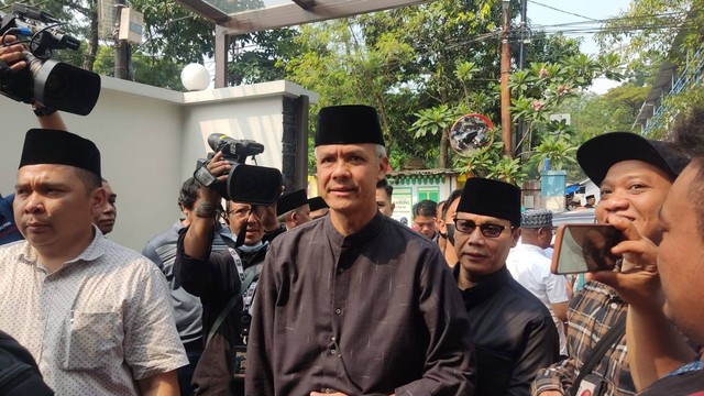 Ganjar Pranowo melayat ke rumah duka Desmond Junaidi Mahesa di Jalan Saco, Pasar Minggu, Jakarta Selatan, Sabtu (24/6). Foto: Jonathan Devin/kumparan