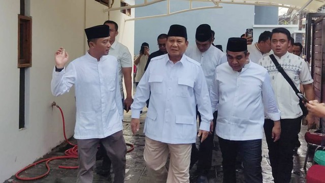 Prabowo Subianto melayat ke rumah duka Desmond Junaidi Mahesa di Jalan Saco, Pasar Minggu, Jakarta Selatan, Sabtu (24/6). Foto: Jonathan Devin/kumparan