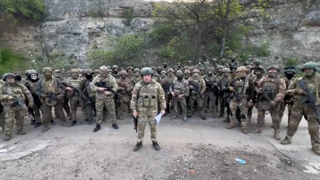Gambar dari video yang dirilis oleh pasukan tentara bayaran Grup Wagner Rusia menunjukkan pemimpinnya Yevgeny Prigozhin membuat pengumuman mendadak dan dramatis pada hari Jumat 5 Mei 2023 bahwa pasukannya akan meninggalkan kota Bakhmut di Ukraina. Foto: Reuters