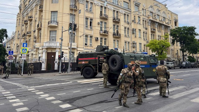 Pejuang kelompok tentara bayaran swasta Wagner berjaga di jalan dekat markas besar Distrik Militer Selatan di kota Rostov-on-Don, Rusia, 24 Juni 2023. Foto: Reuters