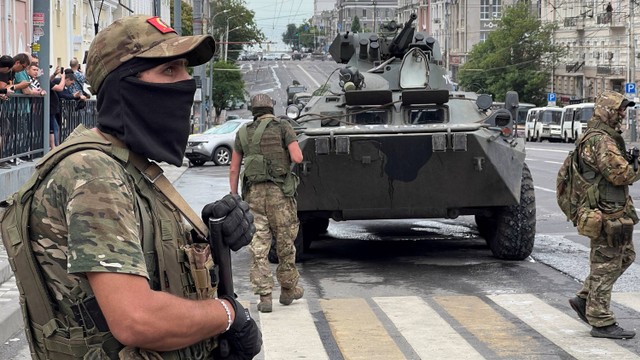 Pejuang kelompok tentara bayaran swasta Wagner berjaga di jalan dekat markas besar Distrik Militer Selatan di kota Rostov-on-Don, Rusia, 24 Juni 2023. Foto: Reuters