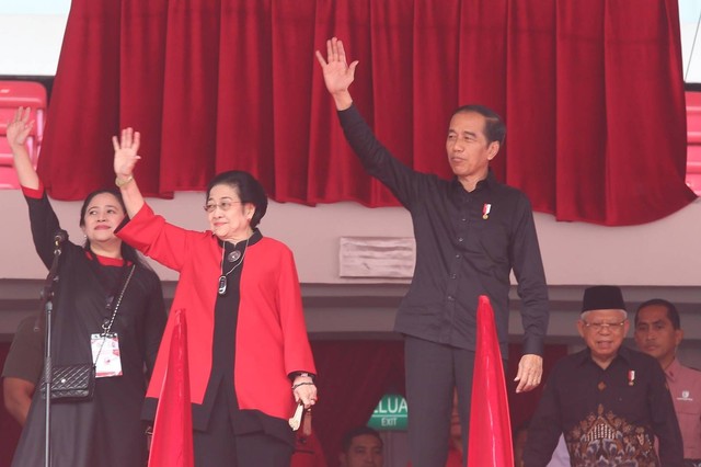 Presiden Joko Widodo (kanan) bersama Megawati dan Puan menyapa para kader di GBK. Foto: Dok. PDIP