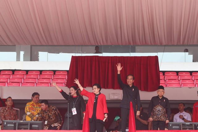 Presiden Joko Widodo (kanan) bersama Megawati dan Puan menyapa para kader di GBK. Foto: Dok. PDIP