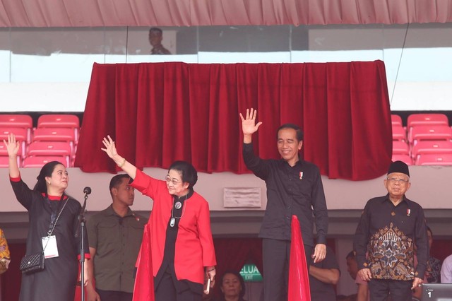 Presiden Joko Widodo (kanan) bersama Megawati dan Puan menyapa para kader di GBK. Foto: Dok. PDIP