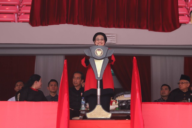 Ketum PDIP Megawati Soekarnoputri memberikan sambutan pada acara Bulan Bung Karno di GBK Sabtu 24/6.
 Foto: Jamal Ramadhan/kumparan