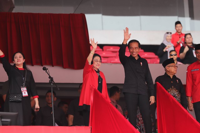 Presiden Joko Widodo bersama Ketua Umum PDIP Megawati Soekarnoputri menyapa simpatisan PDIP pada acara Bulan Bung Karno di GBK Sabtu (24/6). Foto: Jamal Ramadhan/kumparan