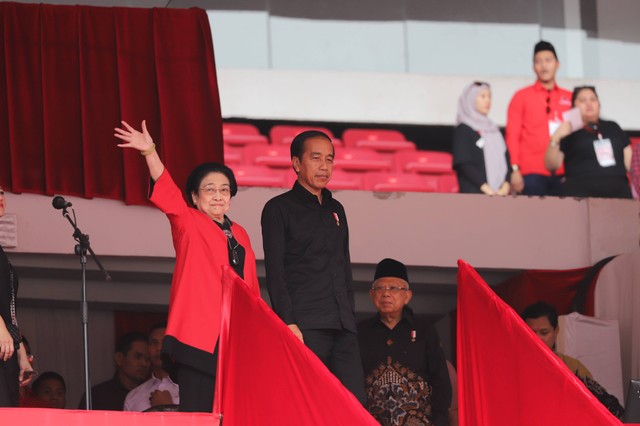 Presiden Joko Widodo bersama Ketua Umum PDIP Megawati Soekarnoputri menyapa simpatisan PDIP pada acara Bulan Bung Karno di GBK Sabtu (24/6). Foto: Jamal Ramadhan/kumparan