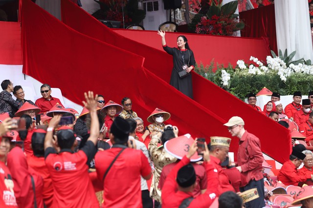 Ketua DPP Puan Maharani menyapa simpatisan PDIP pada acara Bulan Bung Karno di GBK Sabtu (24/6).
 Foto: Jamal Ramadhan/kumparan