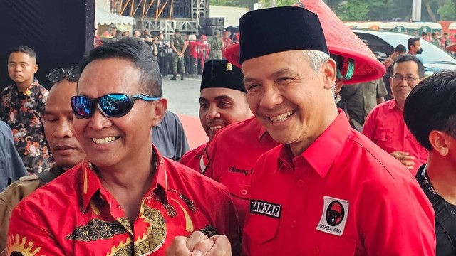 Eks Panglima TNI Andika Perkasa dan Ganjar Pranowo di Puncak Perayaan Bulan Bung Karno.  Foto: PDIP