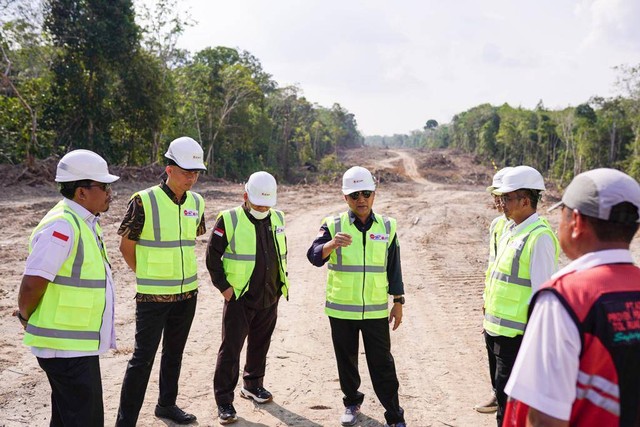 Pj Bupati Muba, H Apriyadi bersama Kepala Satker Pembangunan Jalan Bebas Hambatan Sumsel, Wandi Saputra, memantau progres pembangunan Trase Jalan Tol Bayung Lencir-Tempino (Baleno) Seksi 1. (ist)