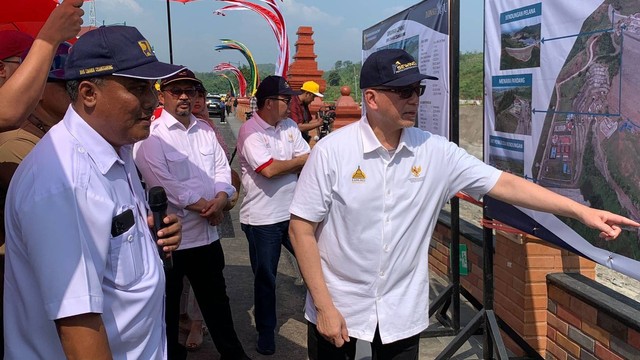 Deputi VI Pengembangan Wilayah dan Tata Ruang Kemenko Perekonomian, Wahyu Utomo meninjau beberapa proyek strategis nasional (PSN) di wilayah Jawa Barat pada Sabtu (24/6). Foto: Luthfi Humam/kumparan