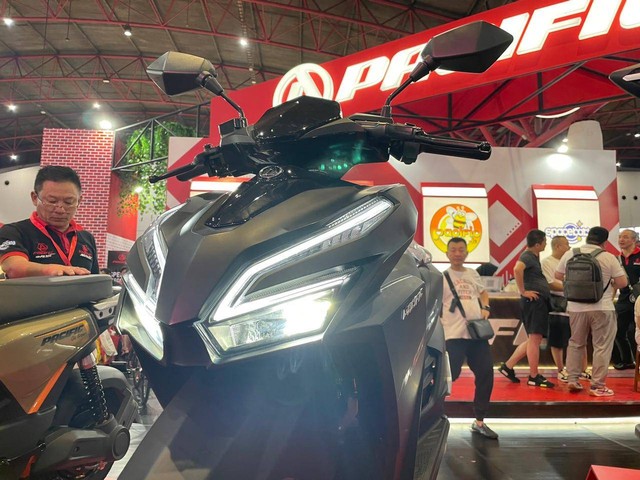 Motor listrik Pacific Whizz meluncur di Pekan Raya Jakarta 2023. Foto:  Foto: Sena Pratama/kumparan