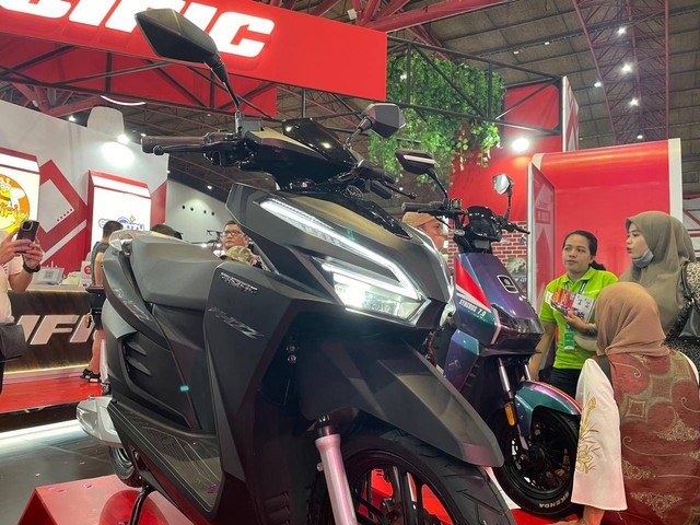 Motor listrik Pacific Whizz meluncur di Pekan Raya Jakarta 2023. Foto:  Foto: Sena Pratama/kumparan