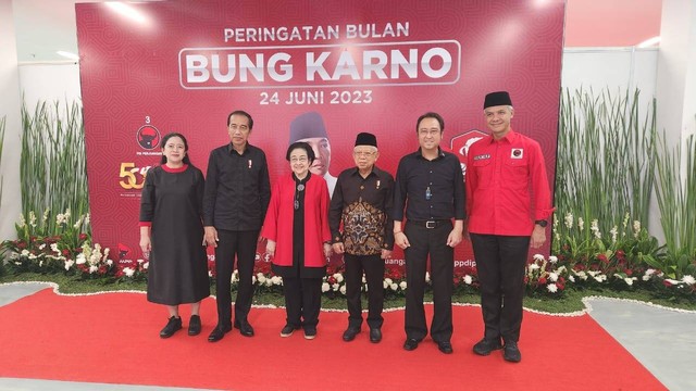 Momen Presiden Jokowi, Ketum PDIP Megawati Soekarnoputri dan capres Ganjar Pranowo, Ketua DPP Puan Maharani dan Prananda Prabowo foto bersama di Puncak Bulan Bung Karno.  Foto: PDIP