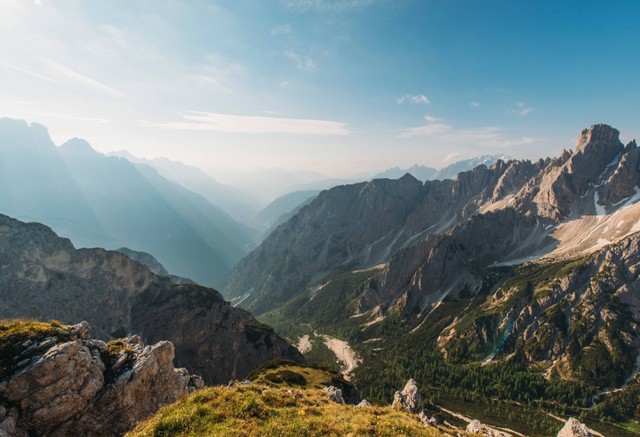 Ilustrasi Sunrise Point Cukul Pangalengan, sumber foto (Ales Krivec) by unsplash.com