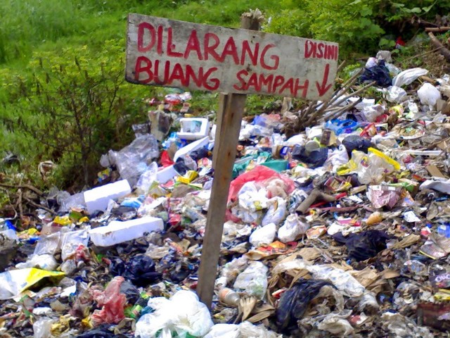 Tumpukan sampah yang dibuang sembarangan (Sumber: SMKN 1 Mas Ubud)