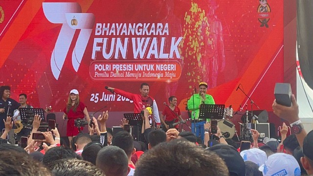 Kapolri Jenderal Listyo Sigit menyanyikan lagu Dewa 19- Separuh Nafas di Monas, Minggu (25/6/2023). Foto: Haya Syahira/kumparan