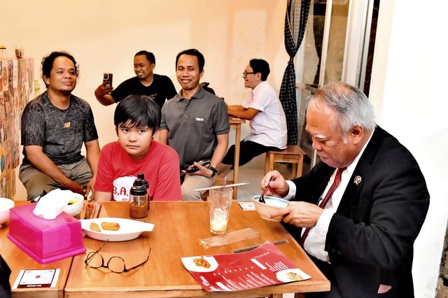 Menteri PUPR Basuki Hadimuljono makan malam di Kedai BACA Kitchen. Foto: Agus Suparto/Presidential Palace