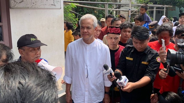 Ganjar Pranowo di pemukiman warga di daerah Pasar Minggu, Jakarta Selatan pada Minggu (25/6/2023). Foto: Luthfi Humam/kumparan