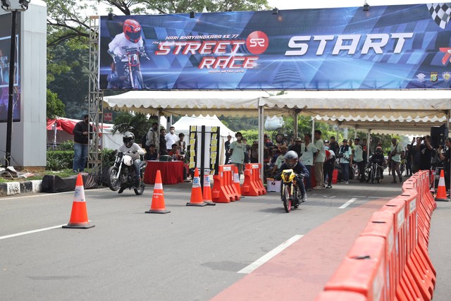 Sejumlah peserta memacu kecepatan sepeda motornya dalam Street Race Polda Metro Jaya di Jalan Benyamin Sueb, Kemayoran, Jakarta, Minggu (25/6/2023). Foto: Dicky Adam Sidiq/kumparan