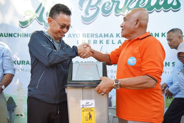 Wali Kota Pontianak Edi Rusdi Kamtono menyerahkan tempat sampah secara simbolis kepada warga. Foto: Pemkot Pontianak. 