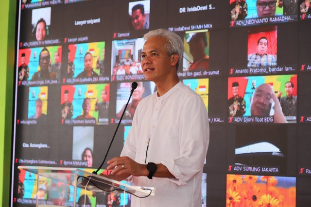 Ganjar Pranowo menghadiri Deklarasi 1000 Lawyers dan Paralega se-Indonesia di Pasar Minggu, Jakarta, Minggu (25/6/2023). Foto: Dicky Adam Sidiq/kumparan