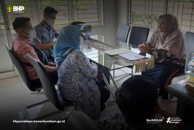 dok. Humas BHP Surabaya/Tim Kurator BHP Surabaya bersama dengan Notaris Zahira Bachmid