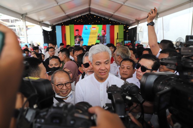 Ganjar Pranowo memberi keterangan usai menghadiri Deklarasi 1000 Lawyers dan Paralega se-Indonesia di Pasar Minggu, Jakarta, Minggu (25/6/2023). Foto: Dicky Adam Sidiq/kumparan