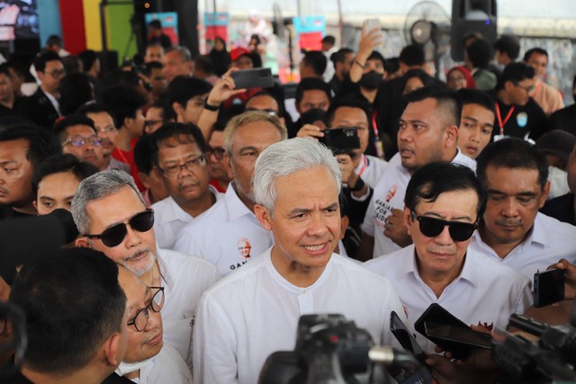 Ganjar Pranowo memberi keterangan usai menghadiri Deklarasi 1000 Lawyers dan Paralega se-Indonesia di Pasar Minggu, Jakarta, Minggu (25/6/2023). Foto: Dicky Adam Sidiq/kumparan