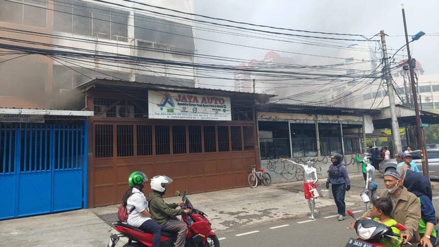 Kebakaran ruko di Jl. Taman Sari Raya, Jakarta Barat, Minggu (25/6/2023). Foto: Twitter/@humasjakfire