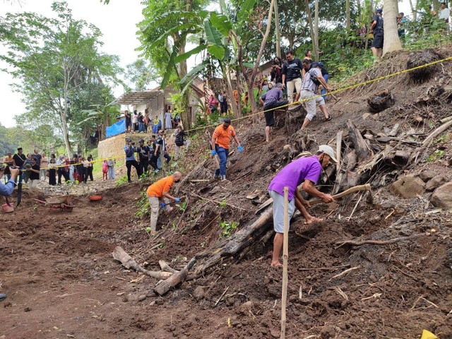 Petugas saat menggali tanah di lokasi penemuan kerangka bayi di Purwokerto. Foto: S. Yanuar.