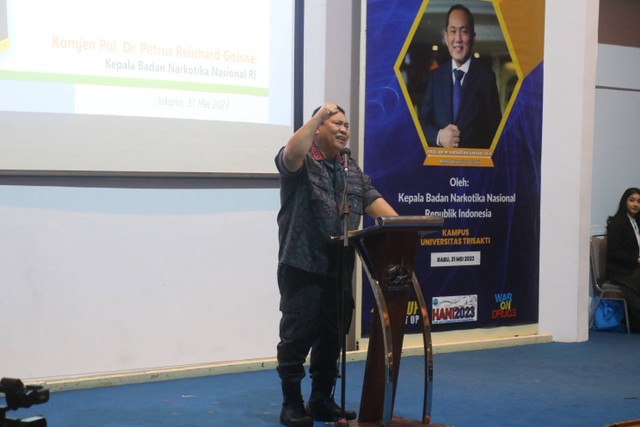 Kepala BNN RI, Komjen Pol Dr. Petrus Reinhard Golose, sedang memberikan kuliah umum di Univ Trisakti, Jakarta. (Foto: Dok Pribadi)