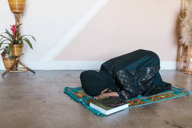 Ilustrasi syarat wajib shalat. sumber foto : www.pexels.com
