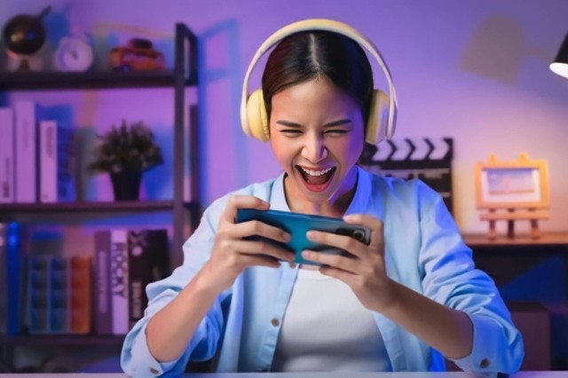 Ilustrasi wanita yang sedang bermain game. Foto: Shutterstock