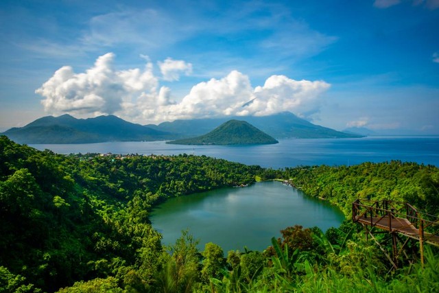 Pemandangan Danau Laguna (bawah) dengan latar belakang Pulau Maitara dan Pulau Tidore di Kelurahan Fitu, Kota Ternate, Maluku Utara, Minggu (25/6/2023). Foto: Shutterstock