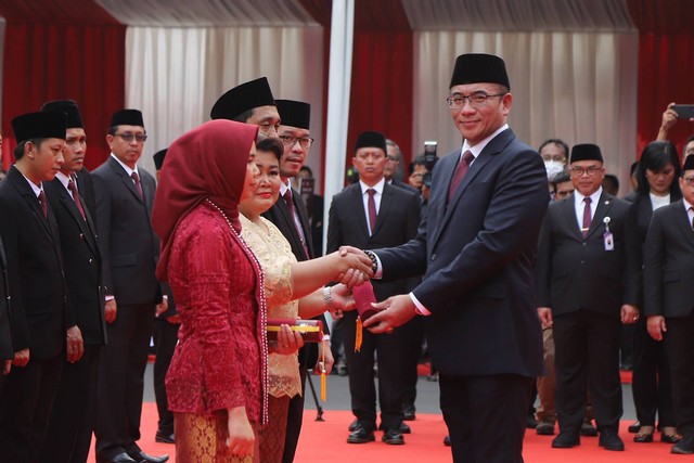 KPU Lantik 240 Anggota KPU Daerah di 48 Kabupaten/Kota dari 7 Provinsi Foto: Dicky Adam Sidiq/kumparan