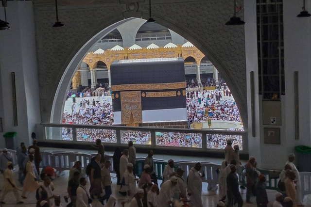 Umat Islam melakukan tawaf memutari ka'bah jelang pelaksanaan puncak haji di Masjidil Haram, Mekah, Arab Saudi, Minggu (25/6/2023). Foto: ANTARA FOTO/Wahyu Putro A