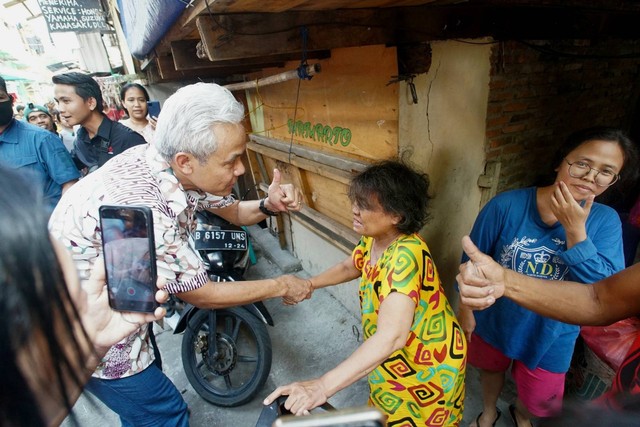 Bakal calon presiden PDIP Ganjar Pranowo saat blusukan ke gang-gang kecil Kampung Jati Padang, Pasar Minggu Jakarta Selatan dan Pademangan, Jakarta Utara, Minggu (25/6/2023). Foto: Dok. Istimewa