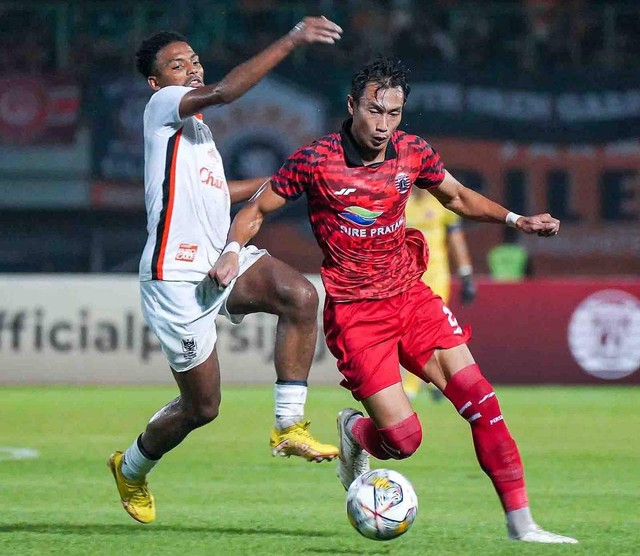 Pemain Persija Hansamu Yama (kanan) merebut bola dari pemain Ratchaburi.  Foto: Instagram/@persija