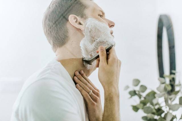 Ilustrasi mencukur kumis sebelum kurban. Foto: Unsplash.