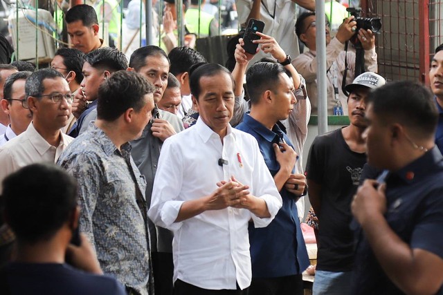 Presiden Jokowi meninjau Pasar Palmerah, Senin (26/6/2023). Foto: Dicky Adam Sidiq/kumparan