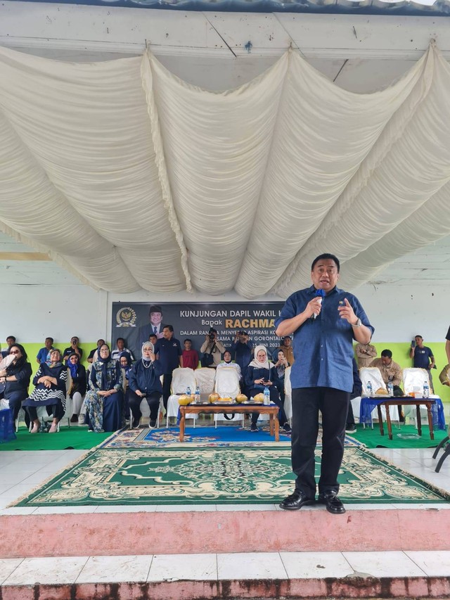 Wakil Ketua DPR, Rachmat Gobel, di acara sosialisasi dan literasi keuangan soal pinjaman online (pinjol) dan investasi. Foto: Istimewa