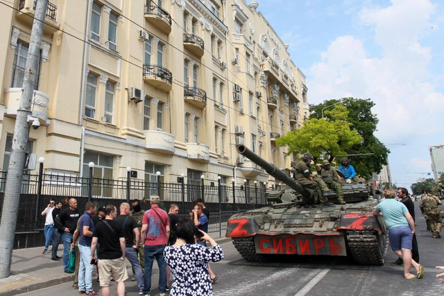 Pejuang kelompok tentara bayaran Wagner menarik diri dari markas Distrik Militer Selatan untuk kembali ke pangkalan, di kota Rostov-on-Don, Rusia, Sabtu (24/6/2023). Foto: Stringer/AFP