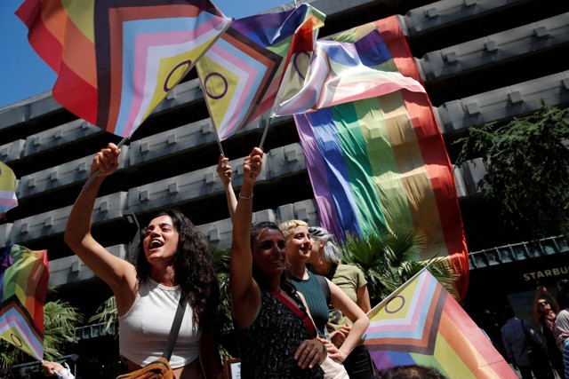 Peserta parade komunitas LGBT+ Turki berkumpul untuk meski dilarang oleh otoritas setempat, di pusat Istanbul, Turki, Minggu (25/6/2023). Foto: Dilara Senkaya/Reuters