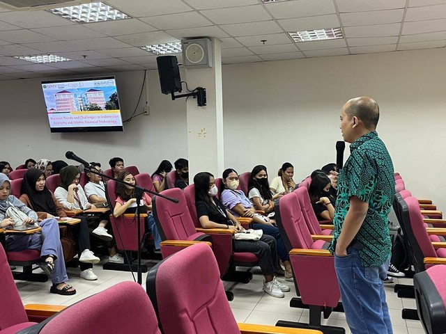 Dr.Radyan Dananjoyo ketika mengisi seminar di Mindanao State University. Sumber : IMaBs. 
