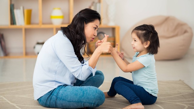 Ilustrasi mengasuh anak dengan mindful parenting. Foto: Shutterstock