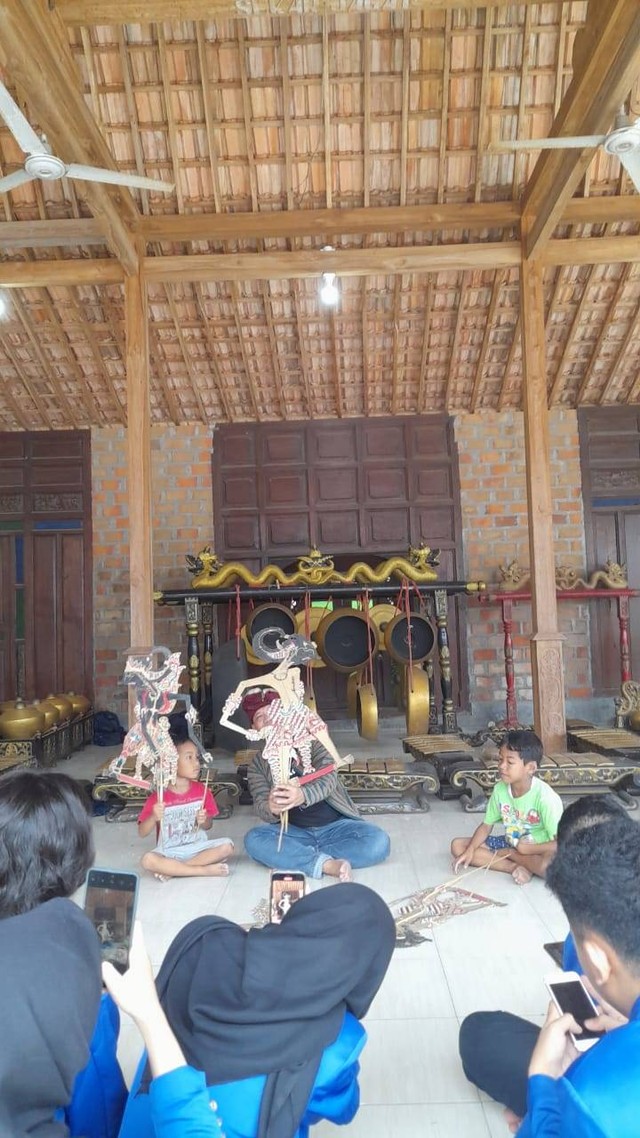 mahasiswa sedang melakukan kunjungan ke sanggar budaya, sumber : dokumentasi pribadi