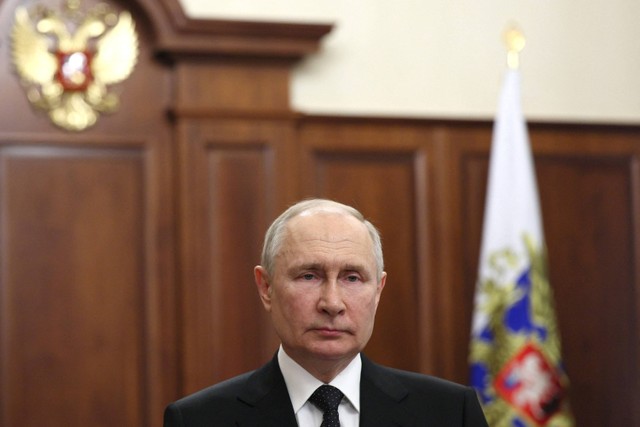 Presiden Rusia Vladimir Putin menyampaikan pidato video, pada Sabtu (24/6/2023). Foto: Gavriil Grigorov / SPUTNIK / AFP